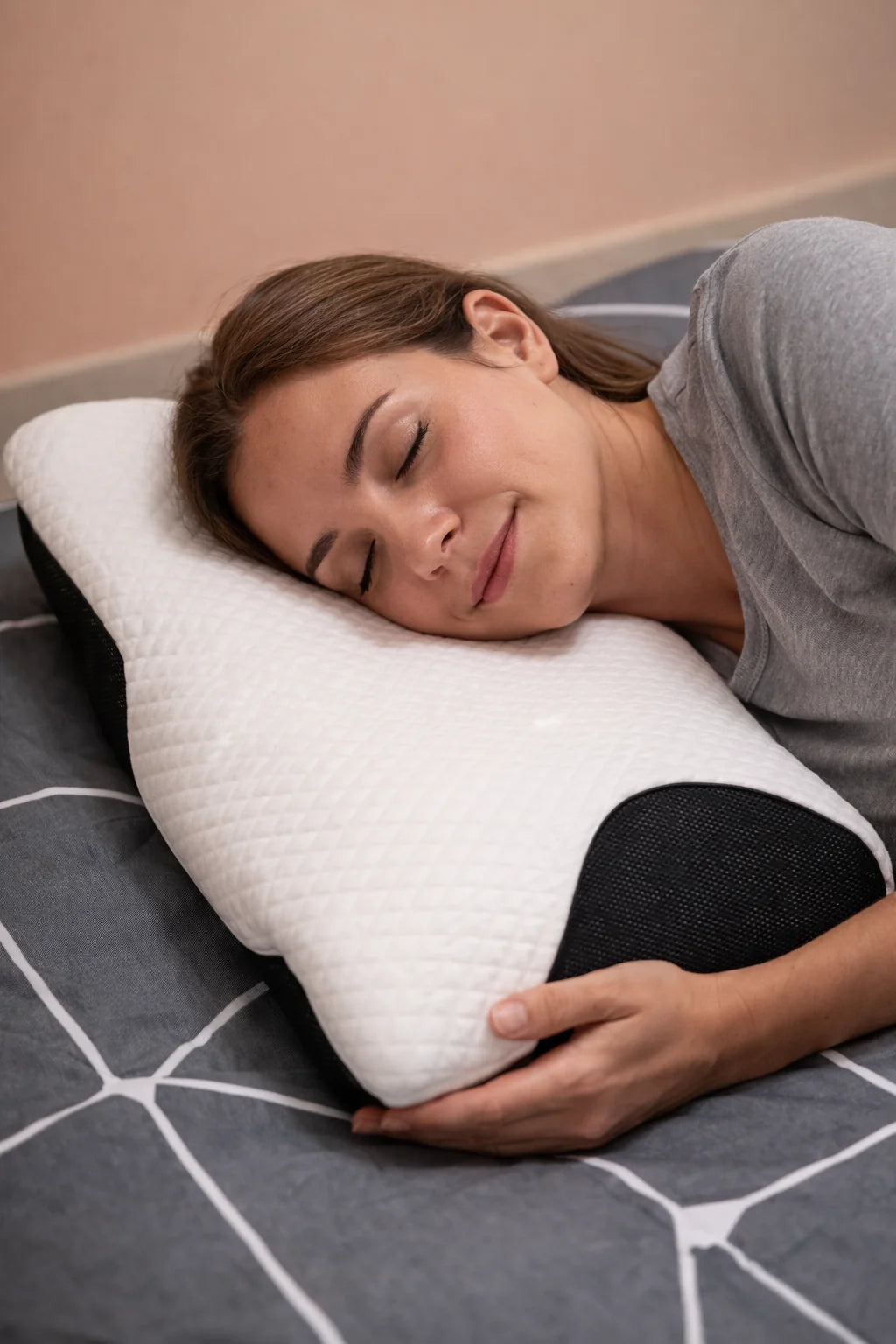 Personne dormant sur le côté avec l'oreiller ergonomique Ordre&Go